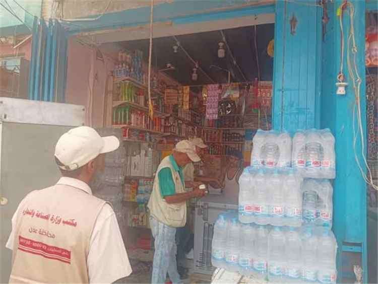الصناعة بعدن تنفذ حملة رقابية حازمة وتحرر 6 محاضر لضبط وتحريز 1,575 كجم من السكر البرازيلي