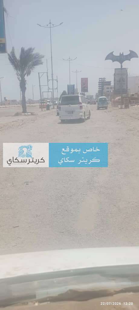 مطالبات بإعادة سفلتة طريق كورنيش المحافظ في عدن بعد تدهور حالته