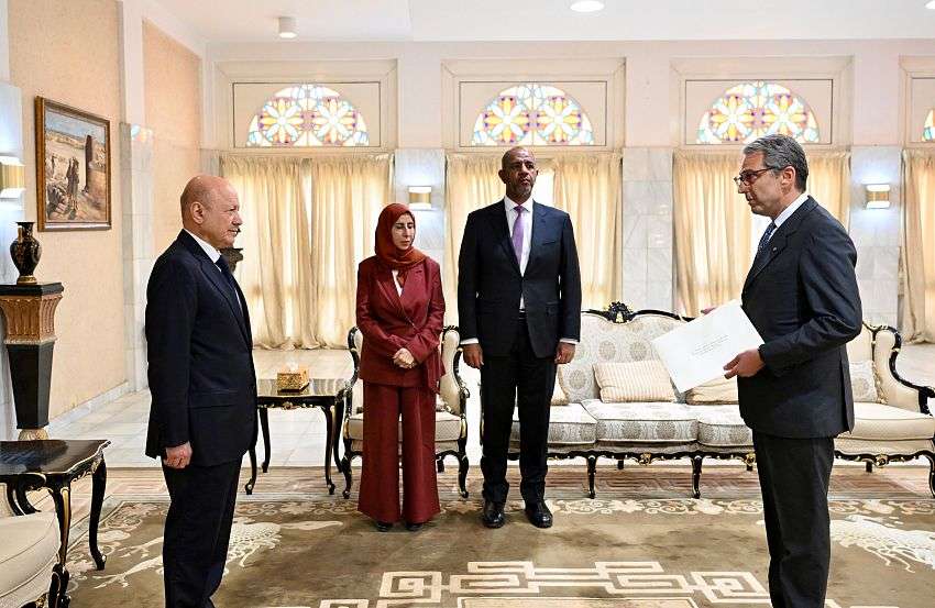 الرئيس العليمي للسفراء الجدد: الحوثيون أداة إيرانية واليمن لن يبقى ساحة للابتزاز