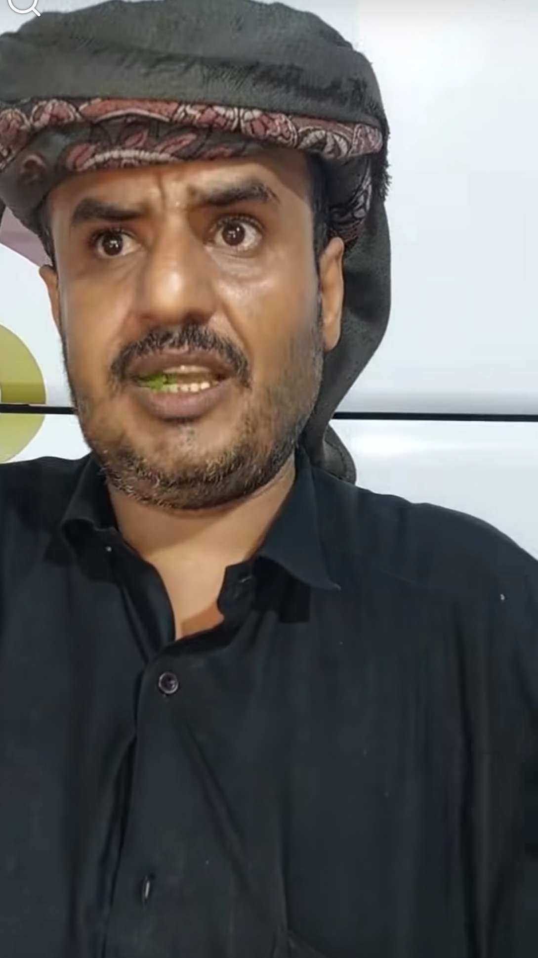 ضابط في البحث الجنائي بشبوة يعيد حقيبة تحتوي على مبالغ بالعملة الصعبة ومقتنيات ثمينة لمسافر