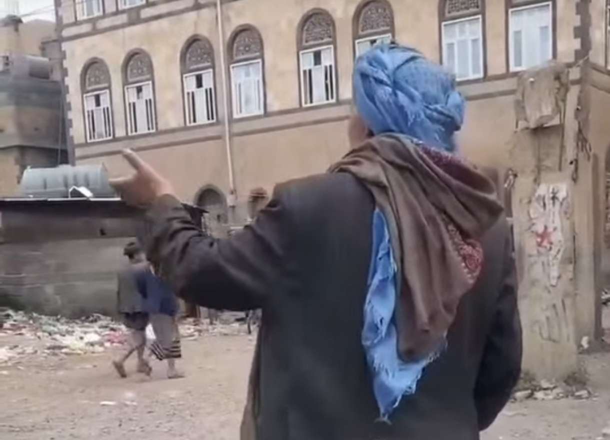 ​مشاهد مؤلمة لمسن يطالب برغيف العيش بصنعاء تثير موجة غضب واسعة وسخطاً شعبياً