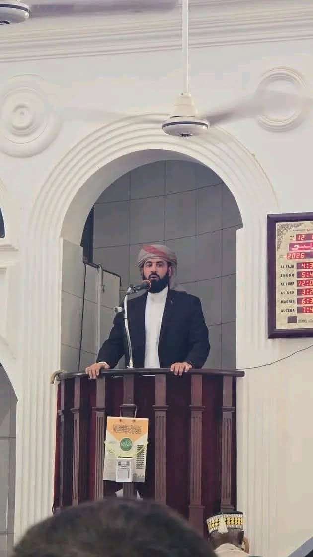 حدث هو الأول من نوعه في تاريخ يافع.. محافظ أبين  الرباش يعتلي المنبر ويؤمّ المصلين