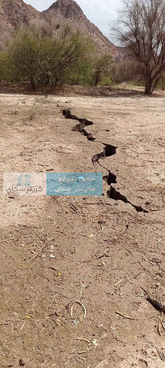 تشققات أرضية غامضة تثير الذعر بين السكان في هذه المحافظة