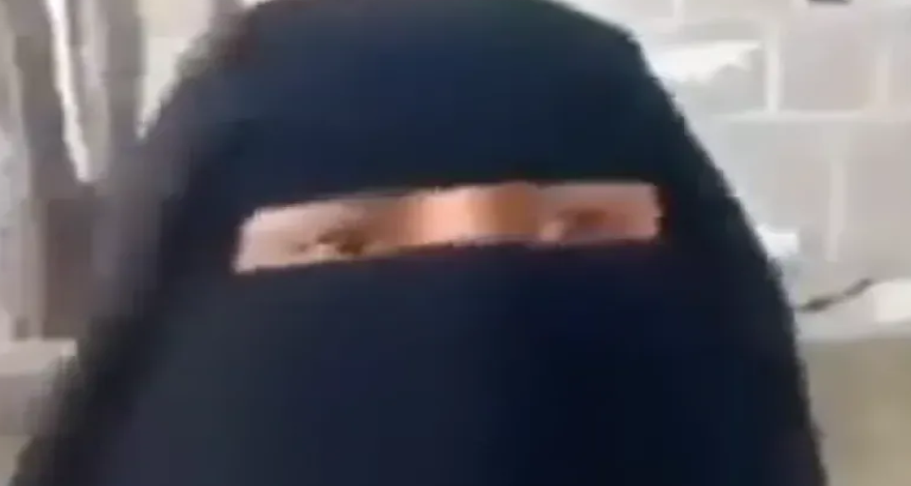 ..أم تبكي بحرقة بعد طردها من منزلها على يد ابنها والسبب صادم