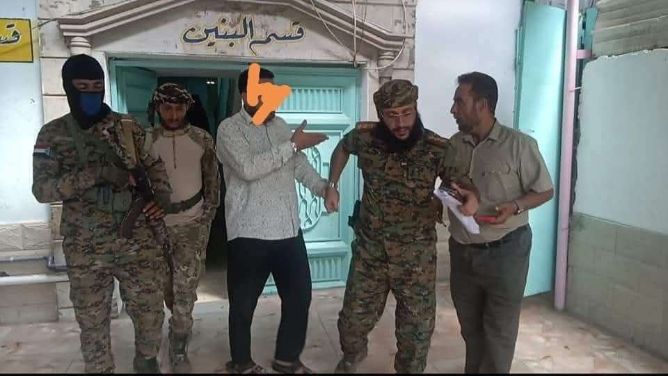 اول صورة لاعتقال مدراء المدارس الخاصة بعدن من قبل هذا القائد