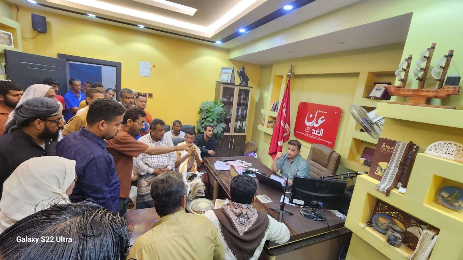 فتحي بن لزرق يشكل لجنة لمعالجة مطالبهم .. وكلاء الغاز بعدن يحتجون على التسعيرة الجديدة
