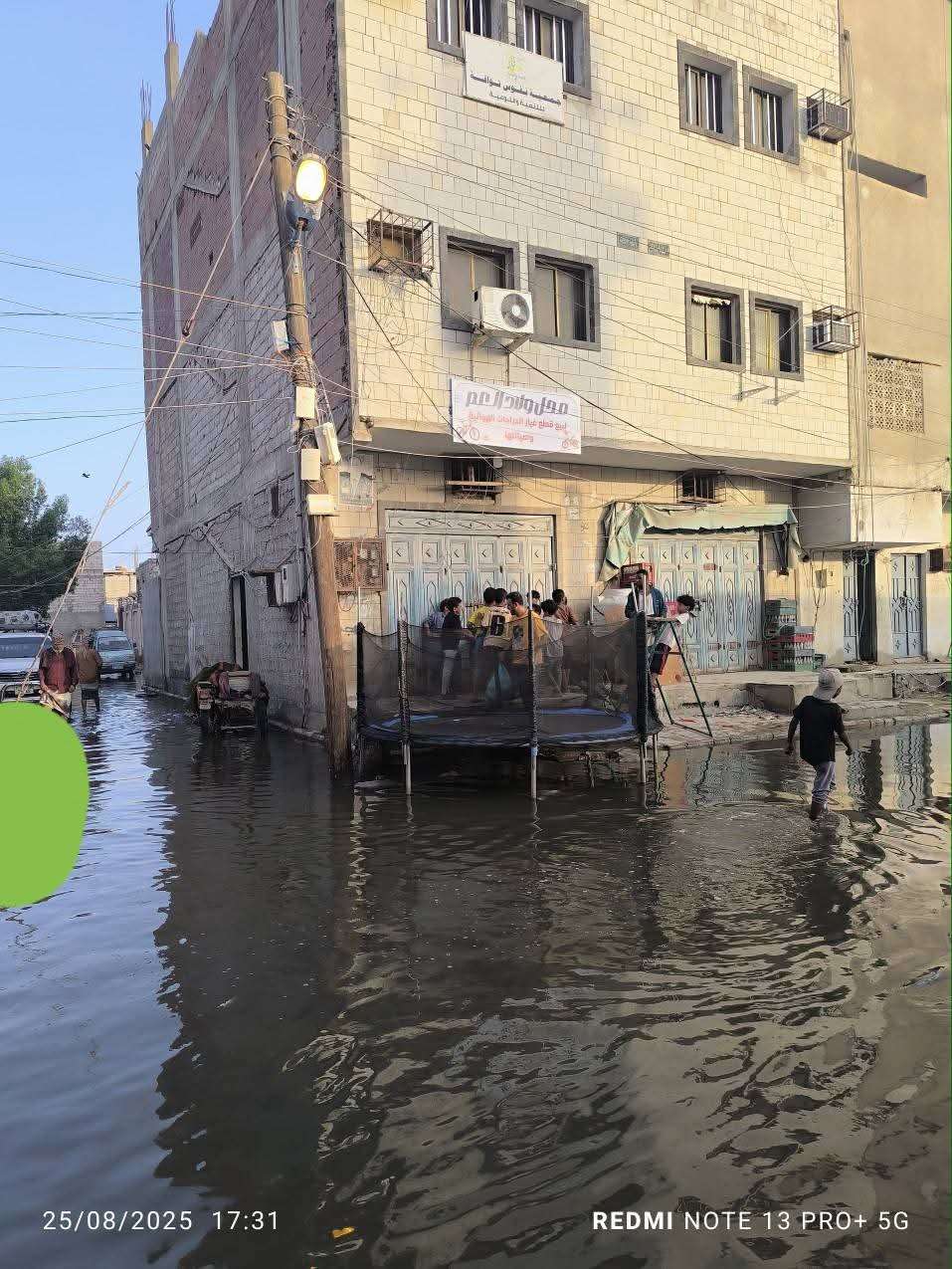 أهالي الشيخ عثمان ينتظرون تدخل السلطة المحلية لشفط مياه الأمطار والمجاري