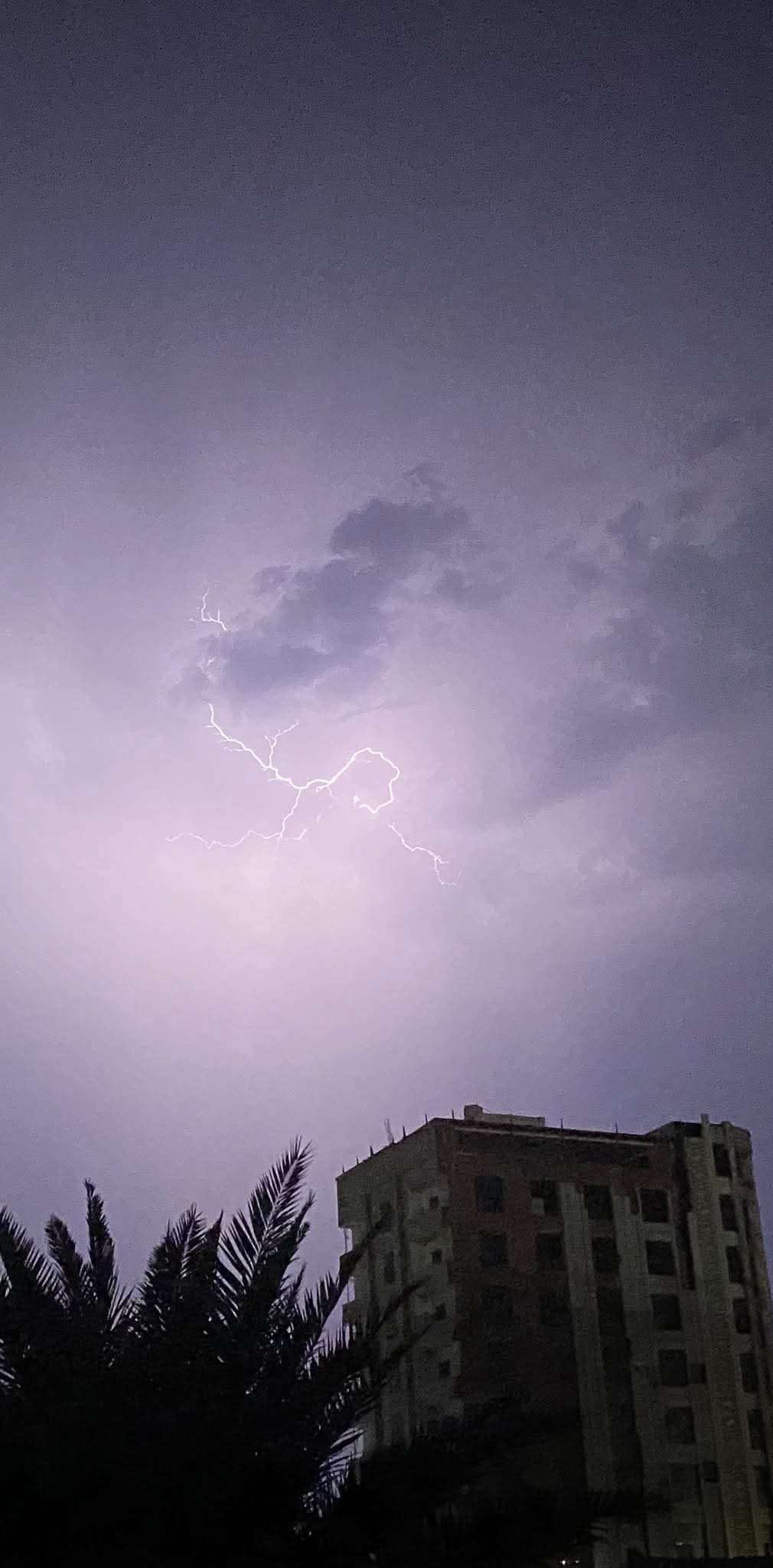 عاجل:شاهد ليل عدن يتحول الى نهار قبل قليل