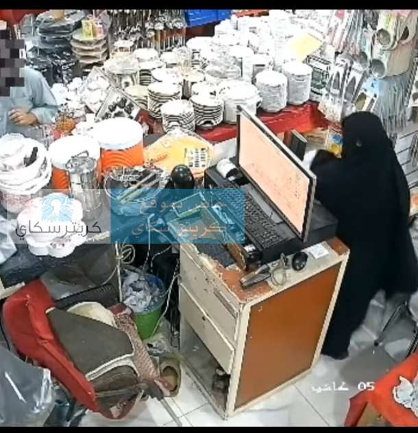 كاميرات المراقبة توثق سرقة جريئة داخل محل تجاري في عدن
