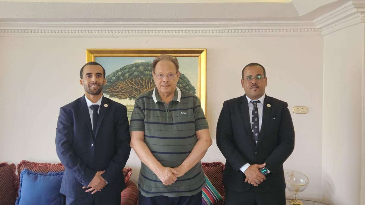 الرئيس علي ناصر محمد يستقبل المدير التنفيذي للمركز الثقافي اليمني البلجيكي في القاهرة