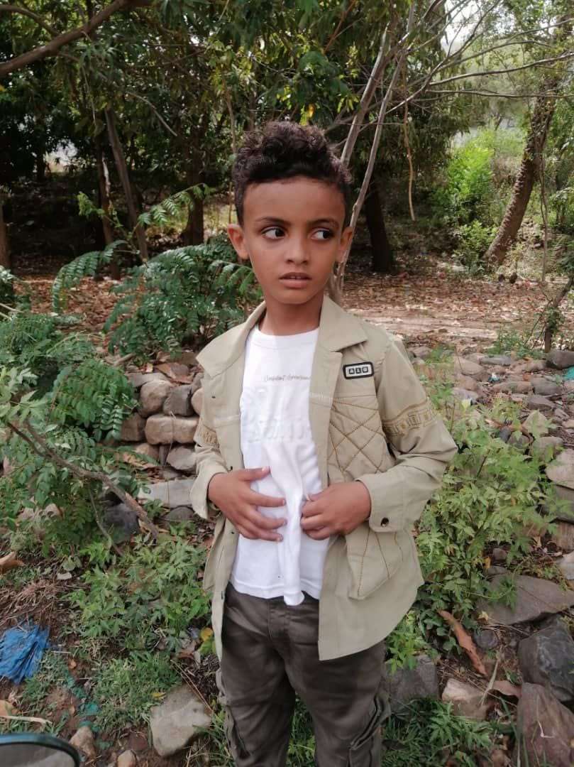 مأساة تهز تعز.. قناص يقتل أبًا أمام طفله ويسقط بين أحضانه