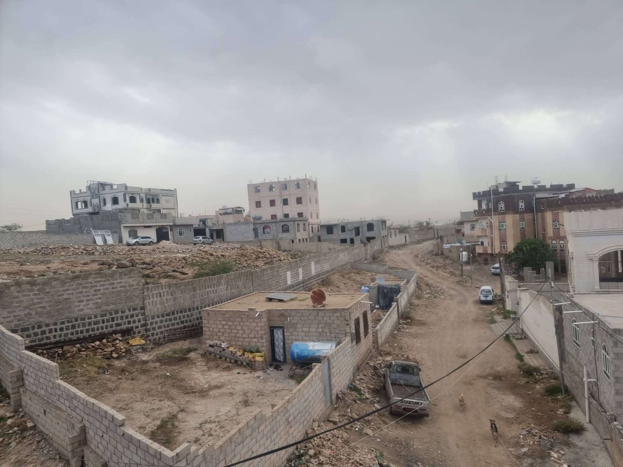 صباح ممطر ينعش أجواء صنعاء(صور)