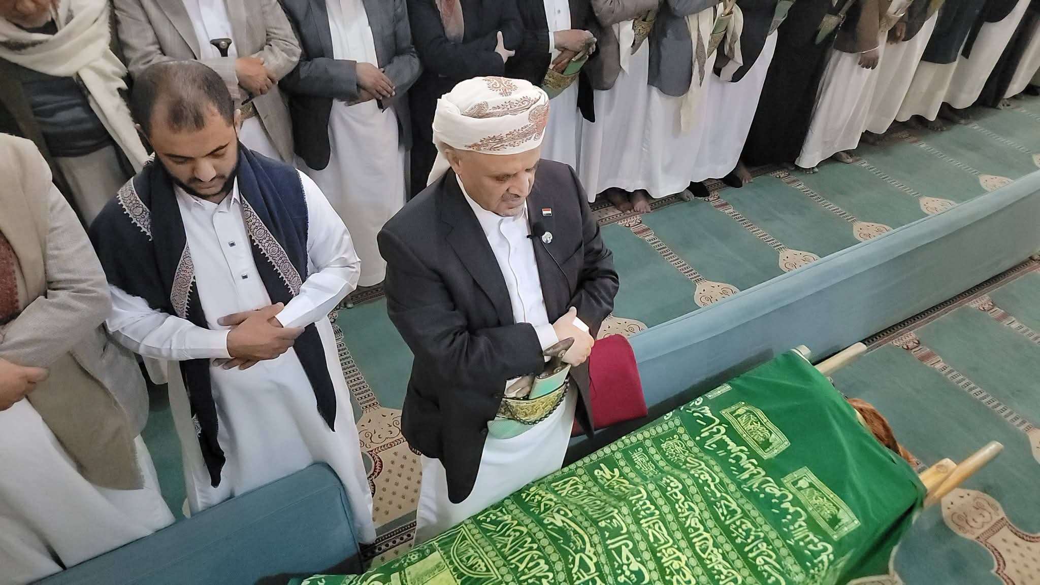 الشيخ حمير الأحمر يؤدي صلاة الجنازة على الشيخ علي السوطي
