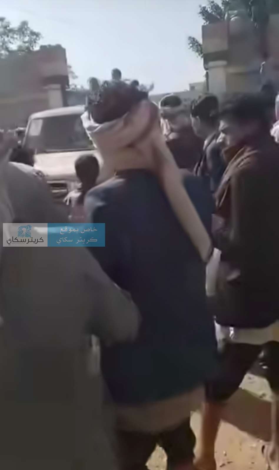 مشرف حو ثي يقتحم مدرسة للبنات ويصيب معلمة وطالبات (تفاصيل)