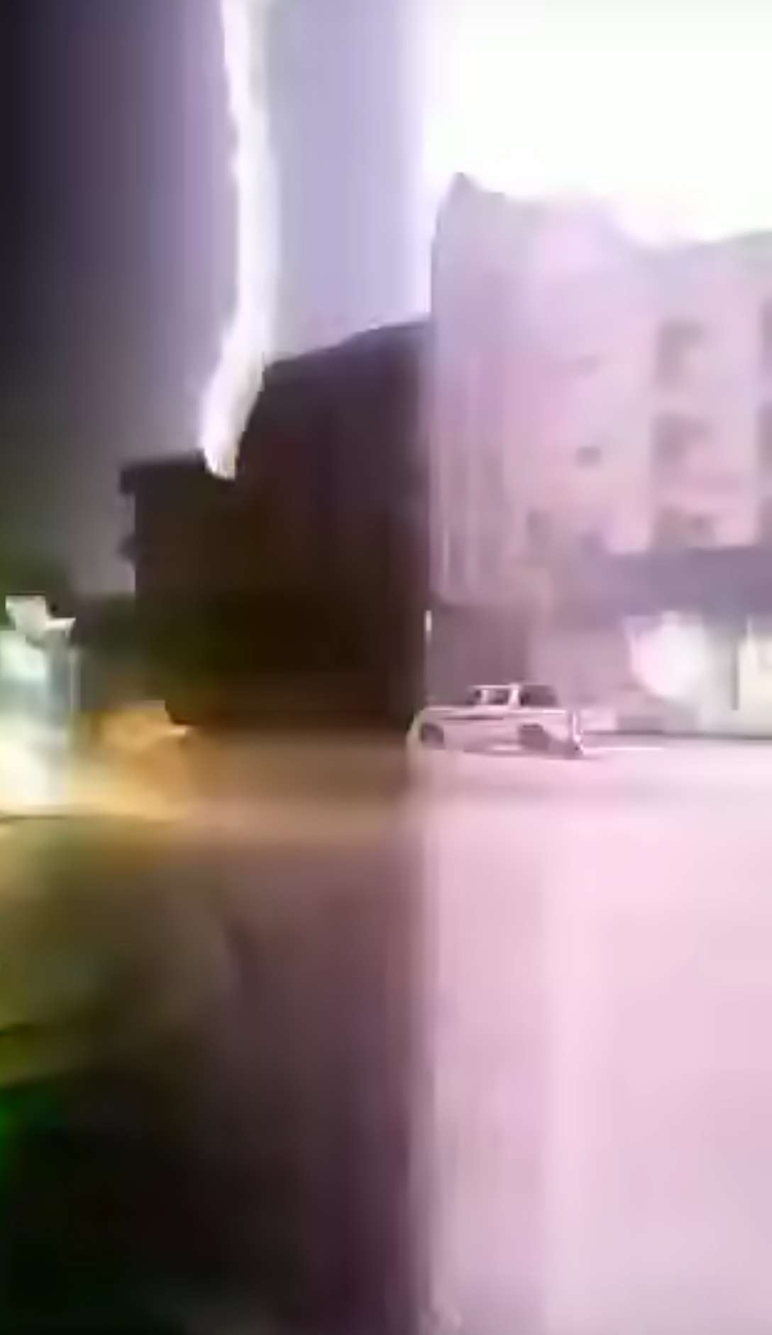 عاجل:صاعقة رعدية تحول الليل الى نهار