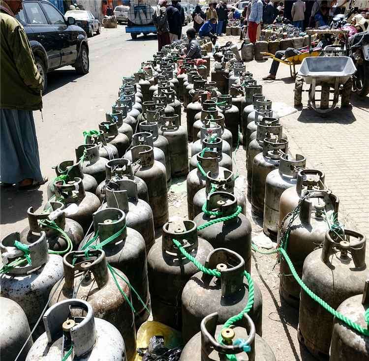 بعد التلويح بالتصعيد البحري.. أزمة غاز خانقة تضرب مناطق سيطرة الحو ثيين