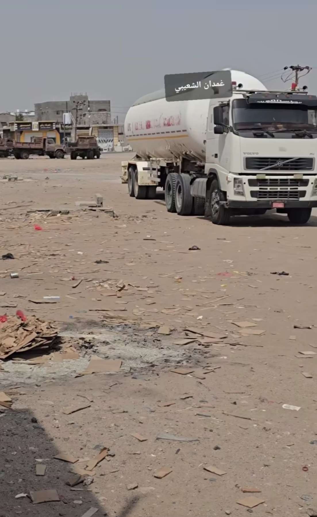 أزمة الغاز في عدن.. سائق مقطورة ينتظر 15 ساعة والمندوب يرفض تفريغ الشحنة