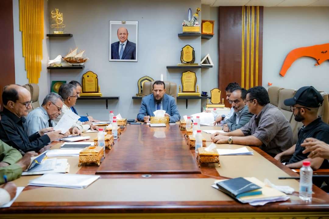 اجتماع لمديري المديريات ومؤسسة المياه والصرف الصحي لمناقشة إشكاليات طفح مياه الصرف الصحي