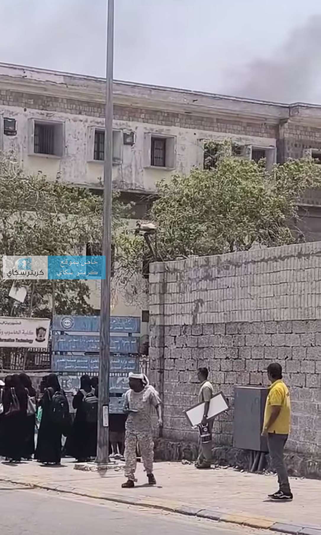عاجل | حريق يندلع في كلية الهندسة بعدن