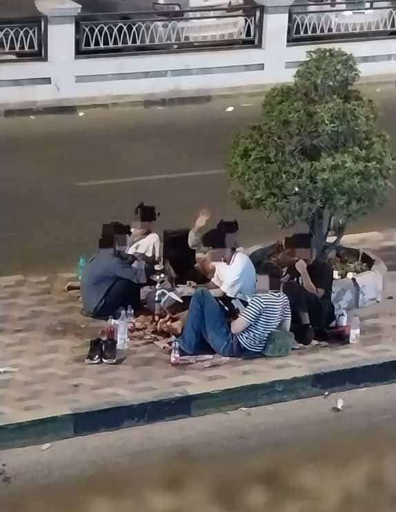 ظاهرة غريبة تجتاح شارع رئيسي بعدن وتثير استياء المواطنين