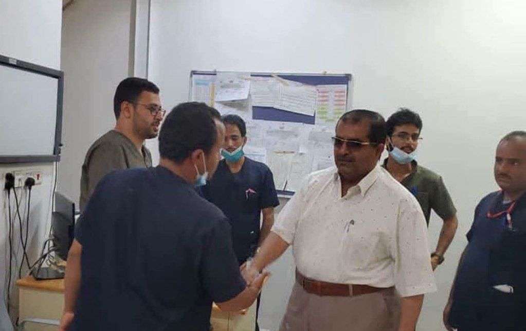 اول تحرك من مدير صحة مأرب عقب استهداف الحو ثيين للمدينة