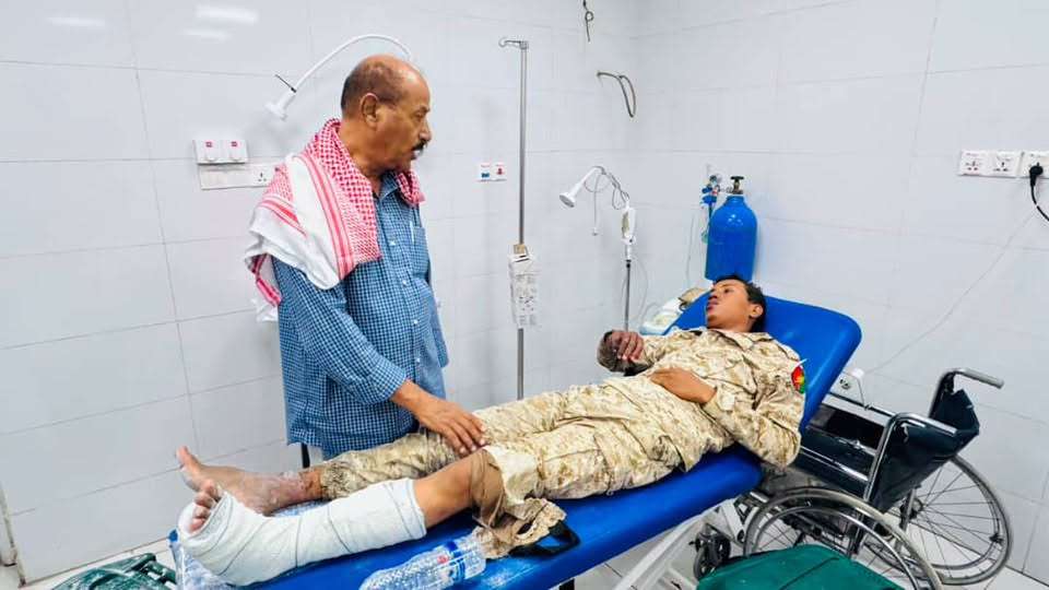 وكيل حضرموت يتفقد جرحى قوات الطوارئ المصابين في هجوم حو ثي بالعبر والوديعة.