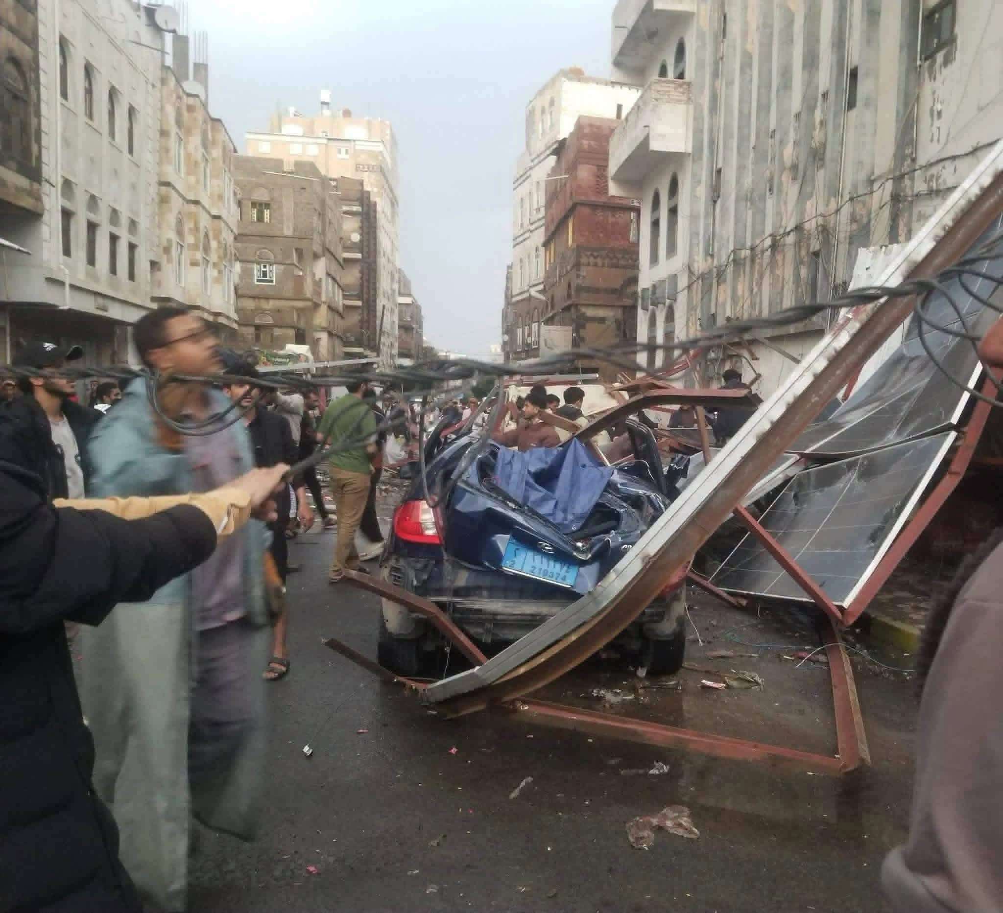 حادث مروع في شارع هائل بصنعاء.. إصابة 3 فتيات إثر سقوط ألواح على سيارتهن