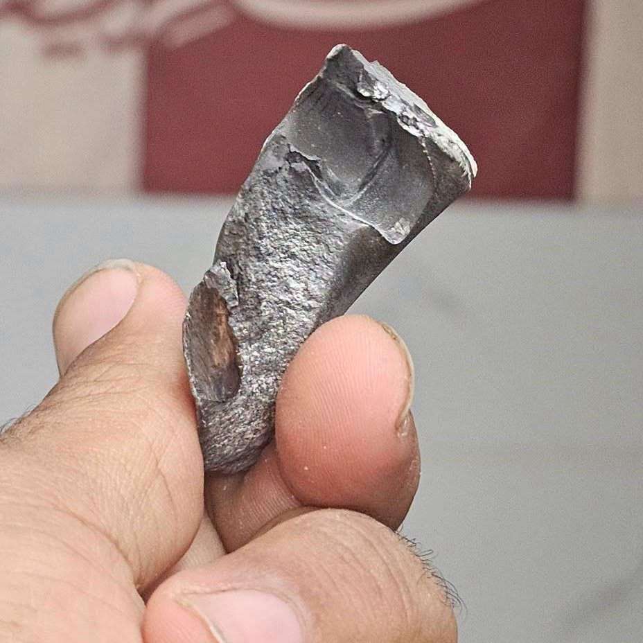 مواطن في مأرب ينجو من شظايا صاروخ حوثي ويكشف حجم الأضرار التي لحقت بمنزله