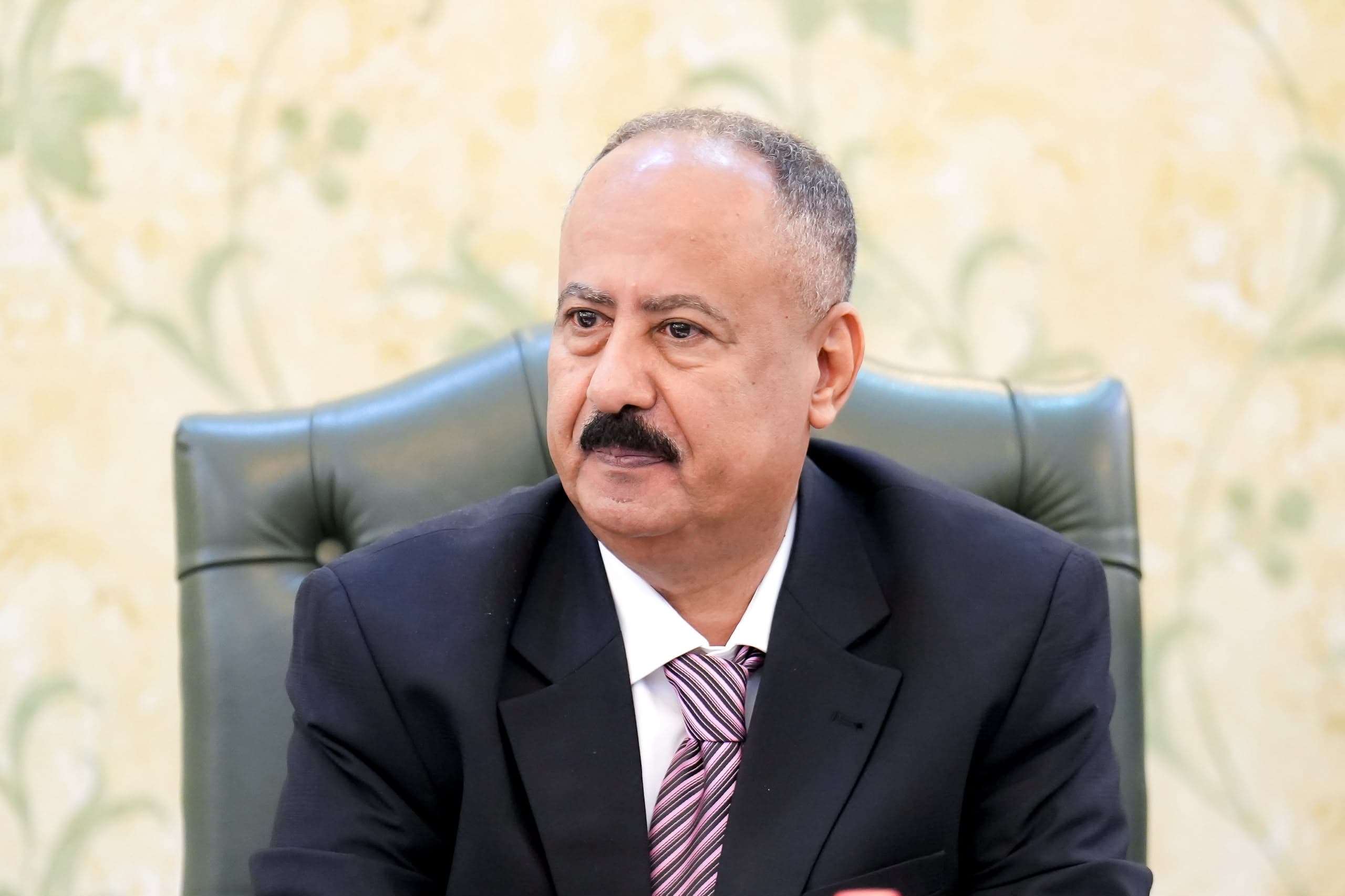 وزير النقل يتراس اجتماع لجنة الطوارئ العليا لمناقشة تداعيات استهداف ميناء المخا وتعزيز جاهزية الموانئ