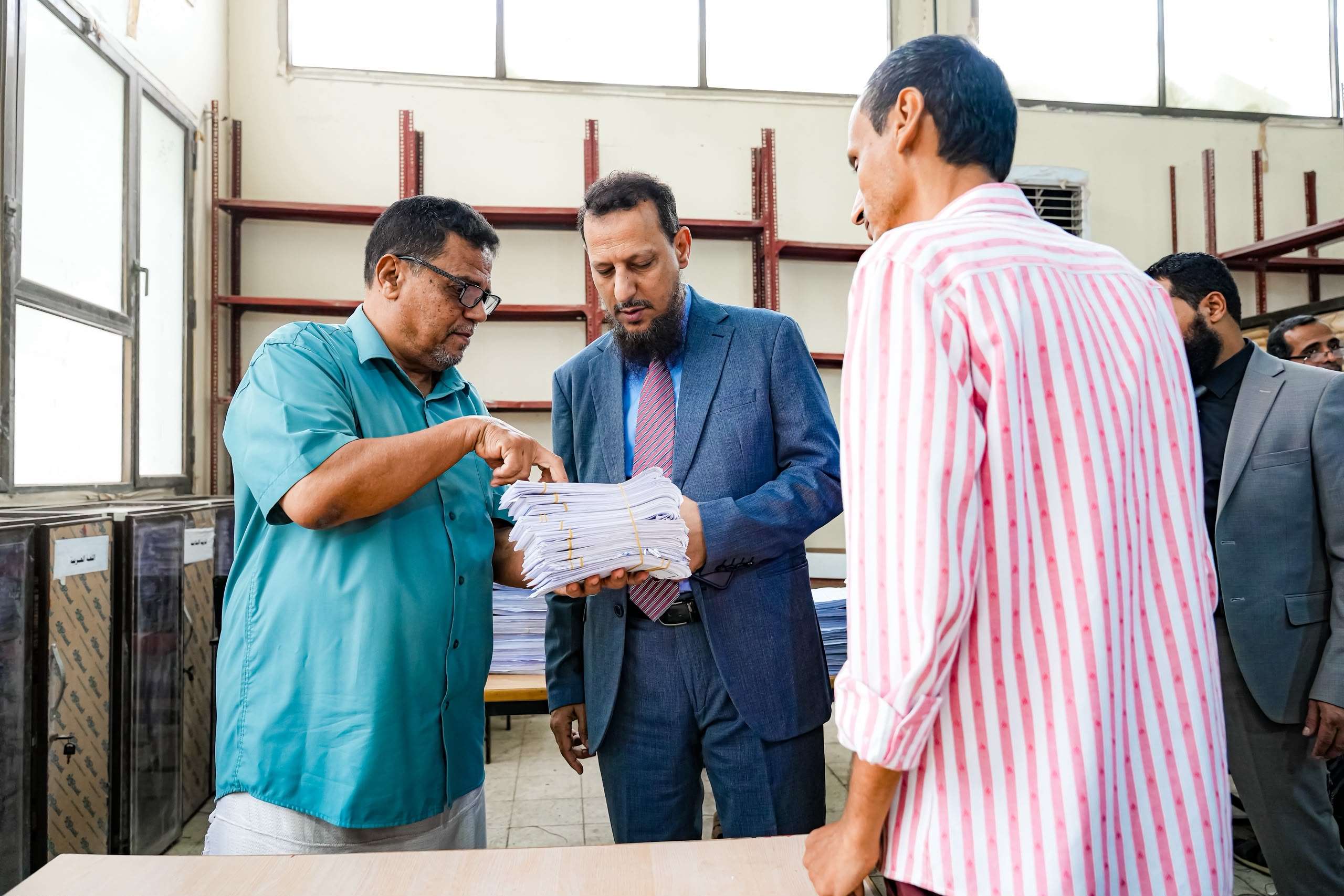 المحافظ شيخ يدعم المعلمين بأكثر من ثلاثة مليارات ريال يمني في سبعة أشهر ويوجه بصرف حافز ثلاثة أشهر