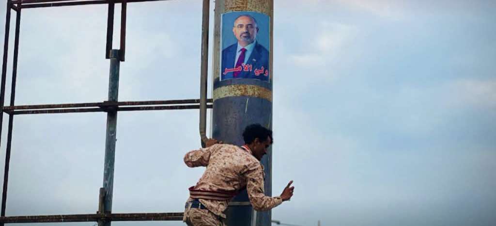 اعتقال الجندي صدام الكوني بعد رفعه صورة عيدروس الزبيدي في عدن