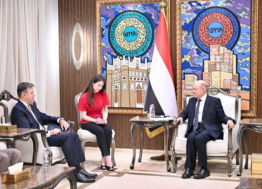 رئيس مجلس القيادة: استهداف ميناء المخا يكشف حرب المليشيات الممنهجة على مقدرات الشعب اليمني