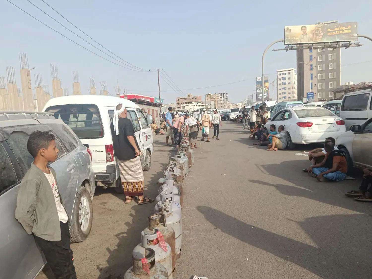 مسافر من عدن إلى صنعاء: محطات الغاز بين عدن ولحج خالية.. والشعب اليمني بعيد عن العنصرية