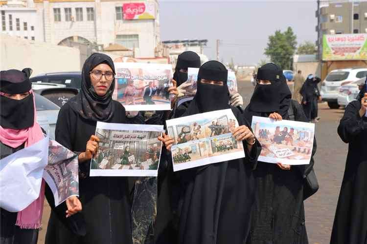 محامو عدن ينظمون وقفة احتجاجية للمطالبة بوقف ما وصفوه بالتصرفات التعسفية