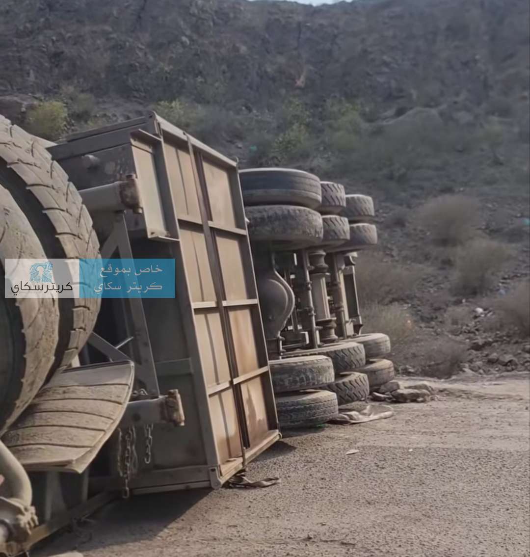 انقلاب شاحنة يثير حالة من القلق.. تفاصيل أولية عن الحادث