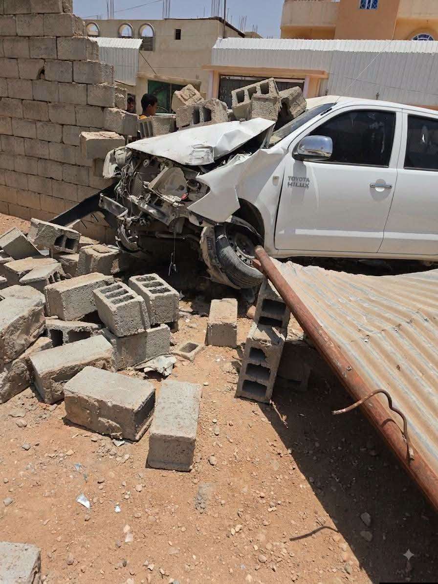خلاف على استمارة السيارة ينتهي بحادث مثير ونجاة رجل مرور من مصير خطير