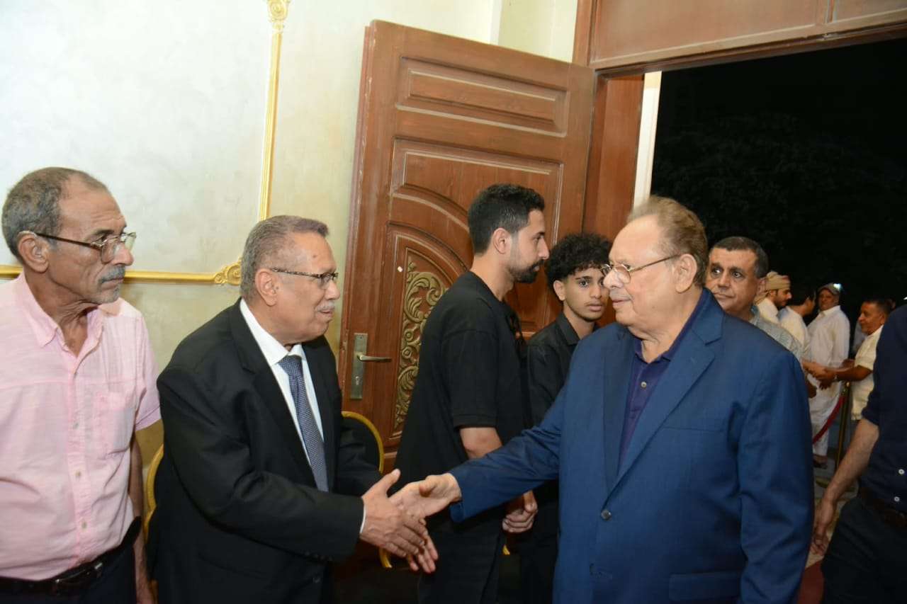 الرئيس علي ناصر محمد يحضر مجلس عزاء اللواء الركن الدكتور إسماعيل الموشكي بالقاهرة