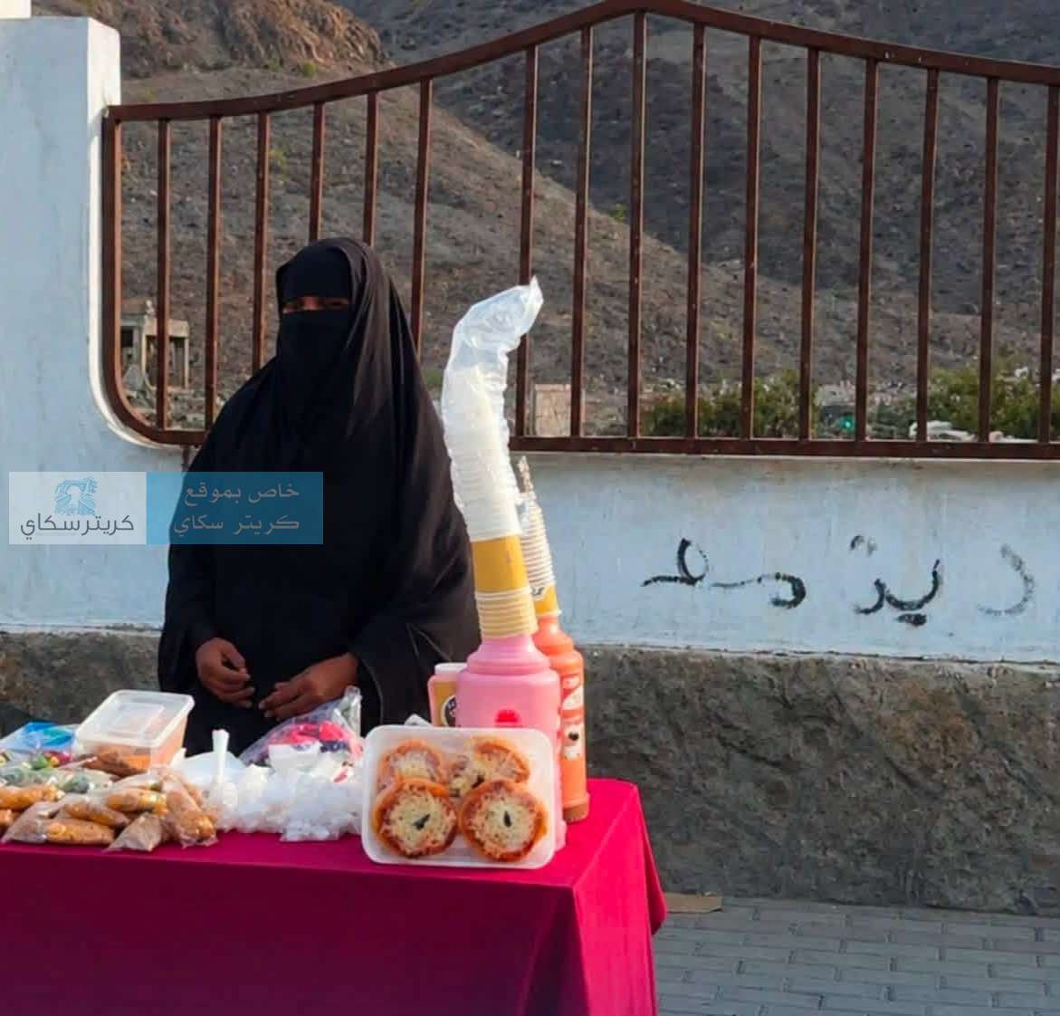 «خلونا نجبر بخاطرها».. دعوة لأبناء عدن لدعم امرأة مكافحة أمام عدن مول