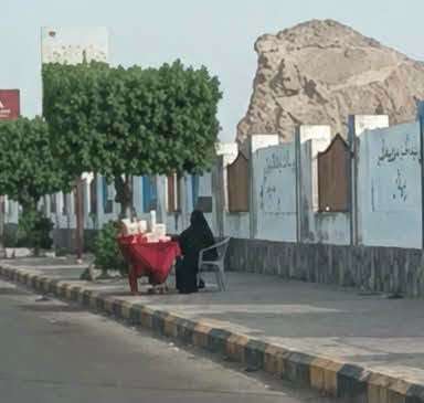 جهة تحاول طردها.. امرأة عدنية تفترش الشارع لبيع الشاهي وإعالة أسرتها تحت حرارة الشمس