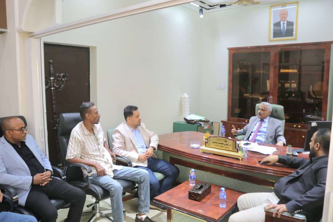 رئيس صندوق صيانة الطرق يناقش مع مدير عام المنصورة سبل تعزيز التعاون في مشاريع الطرق بالمديرية