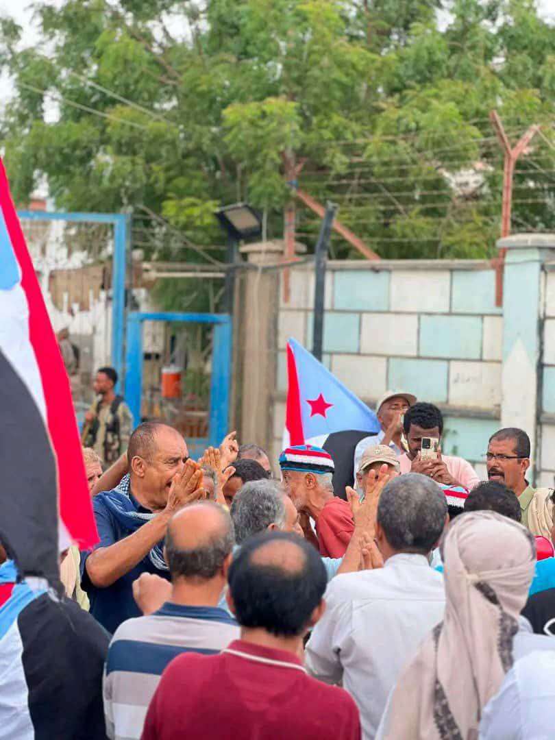 وقفة احتجاجية حاشدة أمام وزارة الكهرباء بعدن