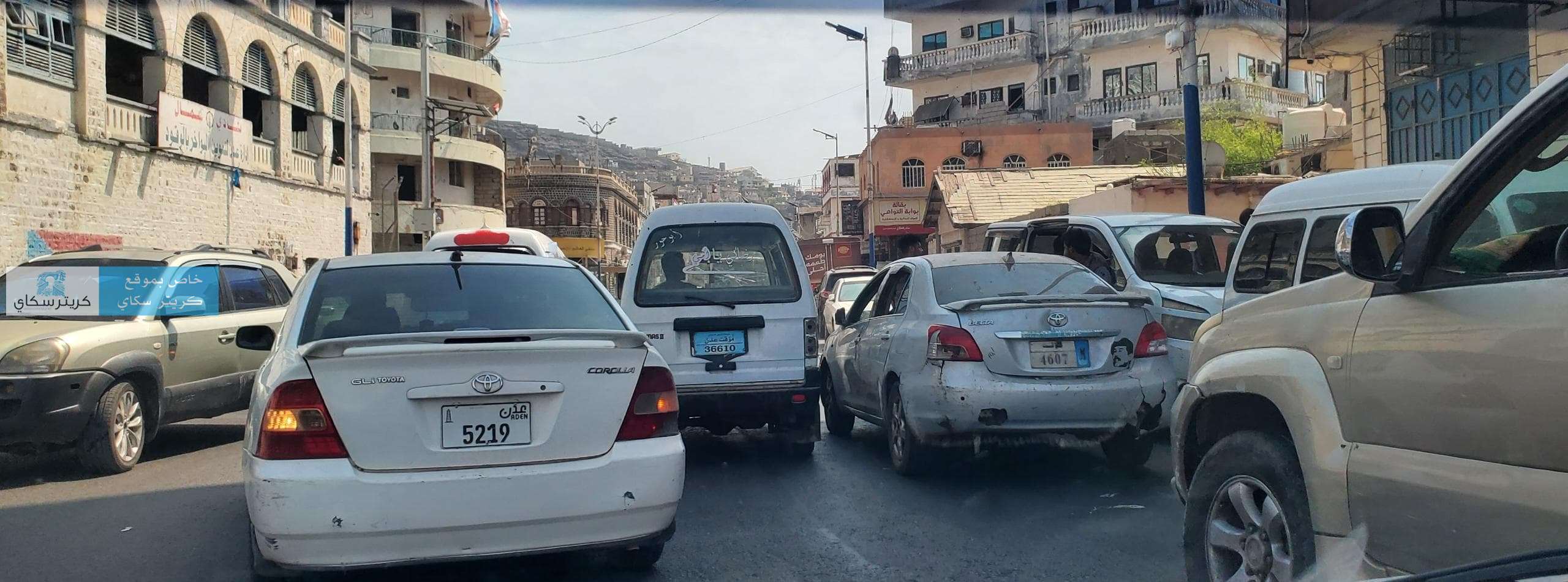 عاجل:بائع قات يقطع طريق رئيسي لبيع القات في الشارع بعدن