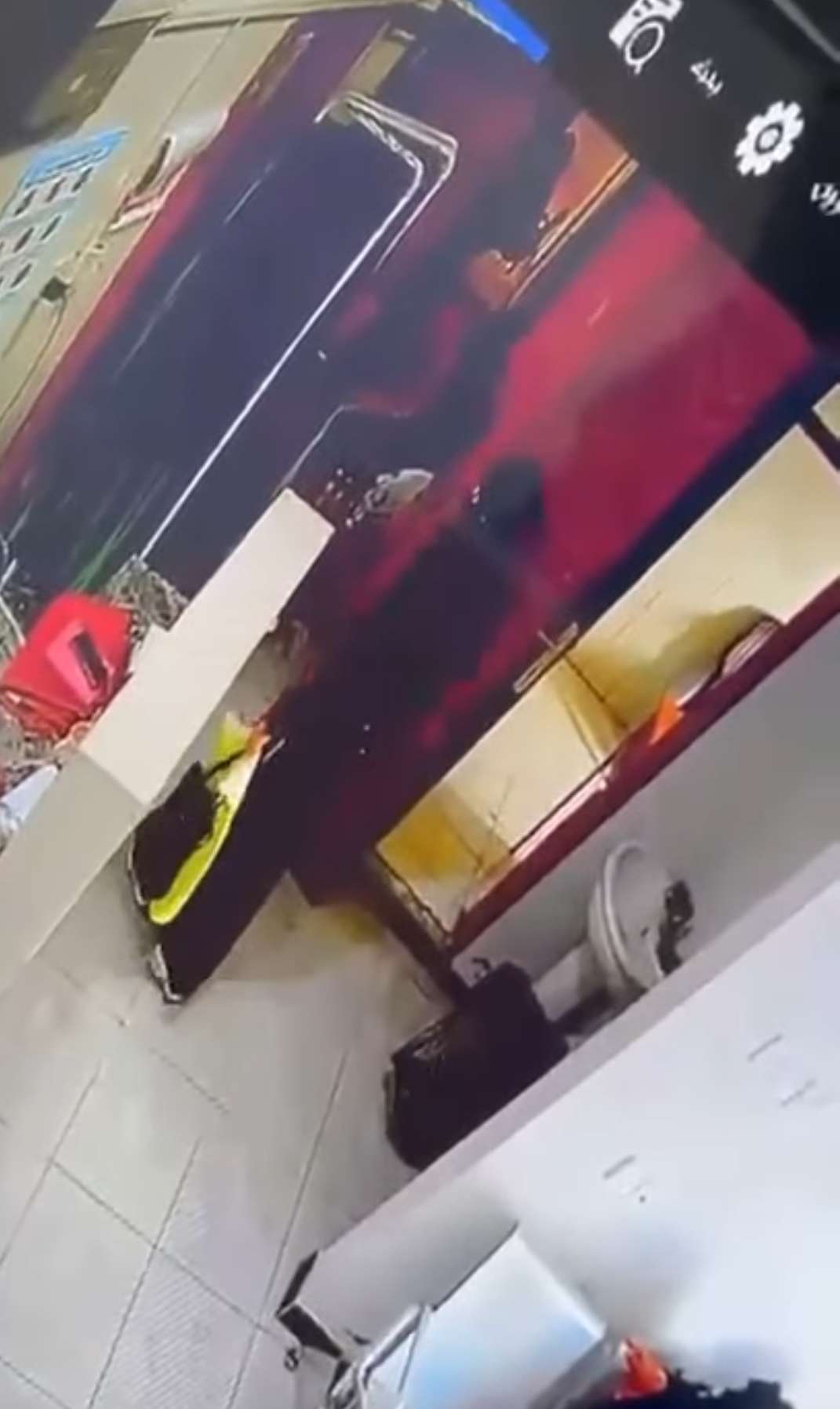 امرأة تسرق هاتفًا من داخل عيادة في تعز