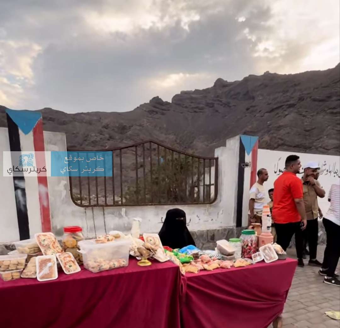 لفتة إنسانية.. شباب عدن يتوافدون لدعم أم مكافِحة تبيع المأكولات