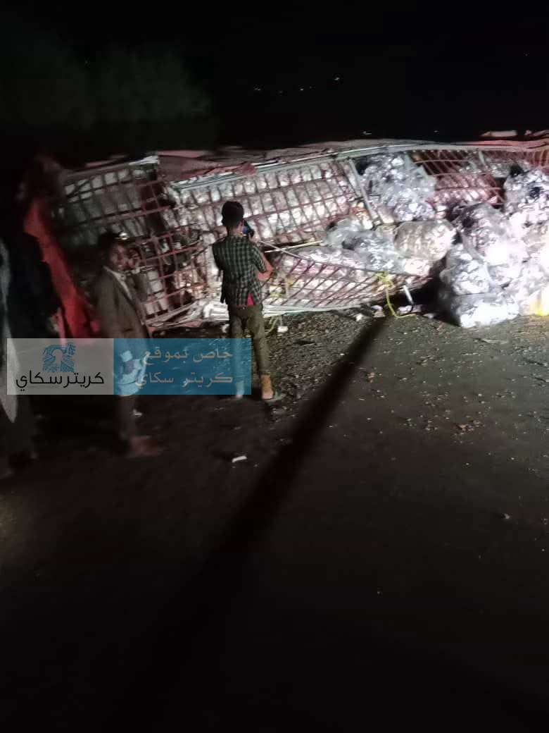 لحظات مرعبة.. انقلاب قاطرة ودهس 4 سيارات
