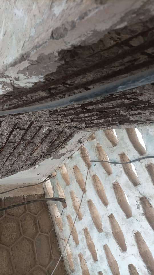 انهيار أجزاء من عمارة المعلمين بخور مكسر ومناشدات عاجلة لإنقاذ السكان