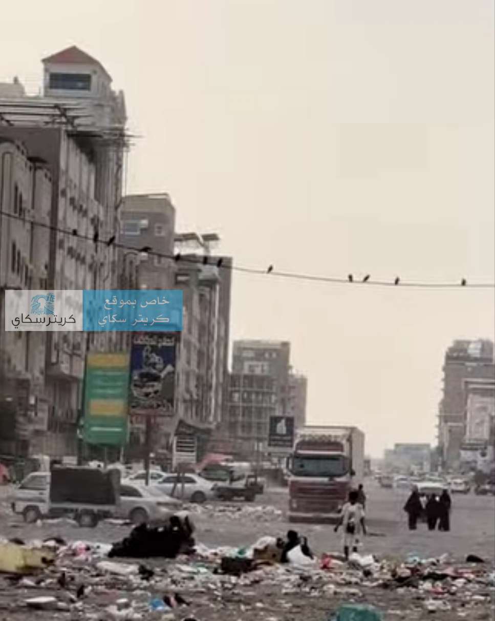 القمامة والحفر تحاصر شارع رئيسي بعدن.. والأهالي يطالبون بالحلول