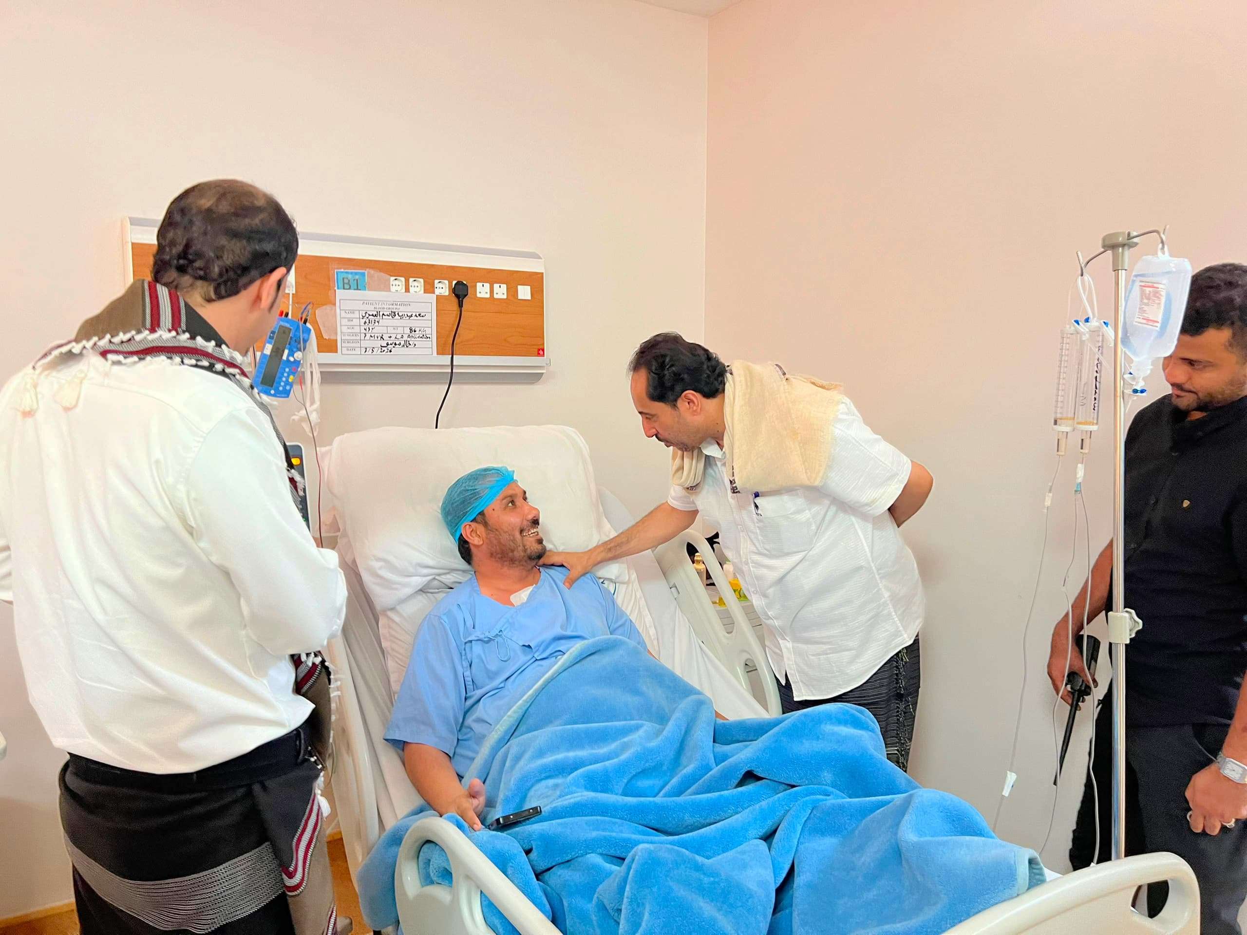 وزير الشباب والرياضة يطمئن على صحة الوكيل المساعد سعد العمري  عقب إجرائه عملية جراحية