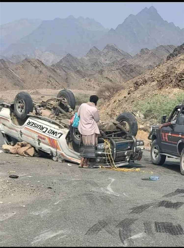 انقلاب سيارة في خط ثنهة بيافع