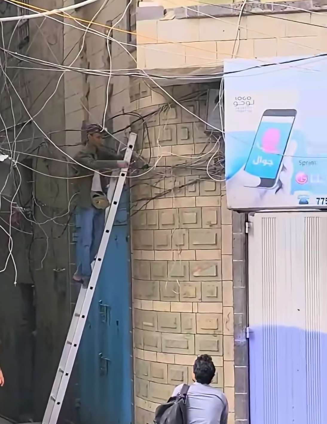 غضب في تعز من أسعار الكهرباء واتهامات للنقيب بقطع التوصيلات